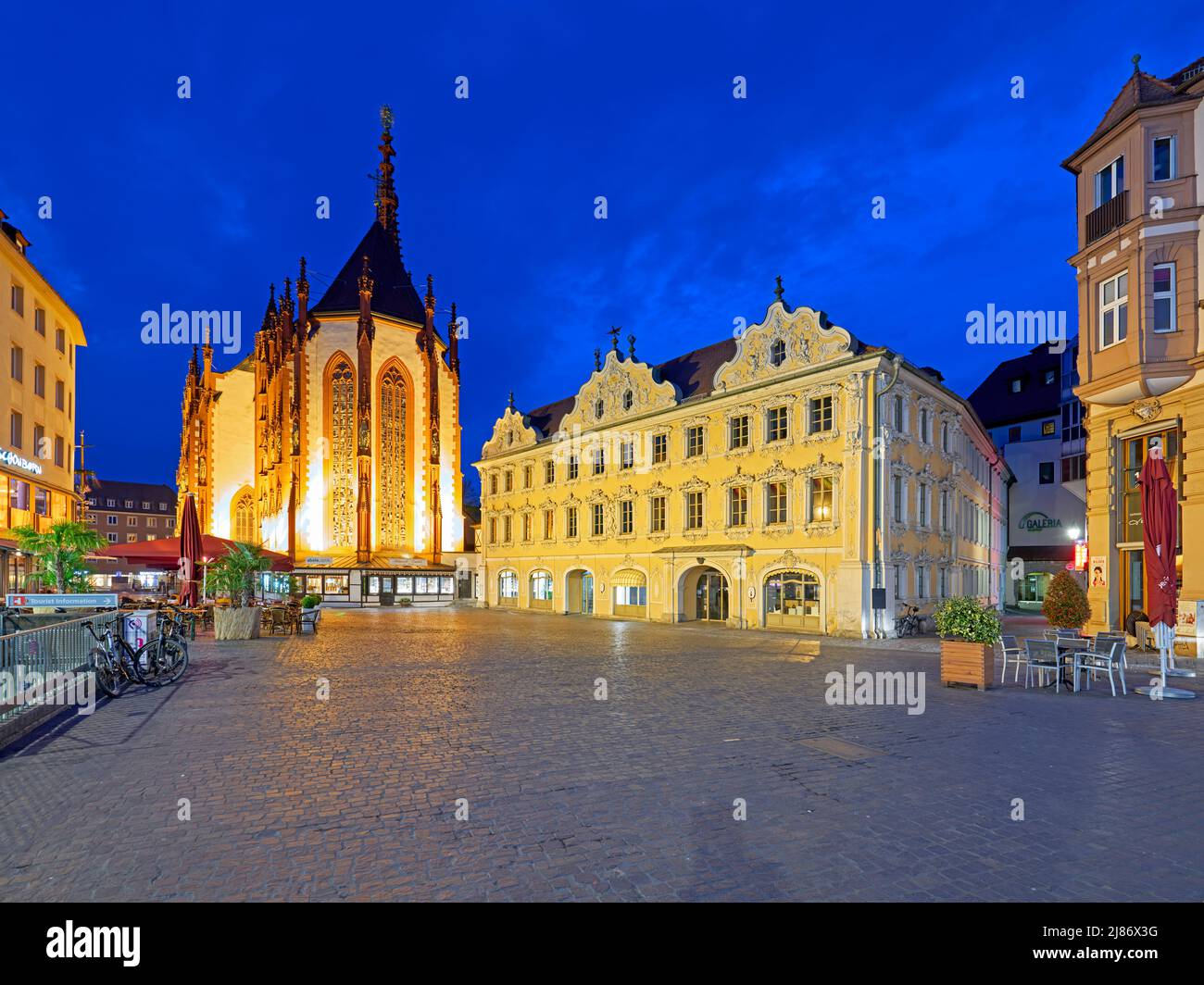 Allemagne Bavière route romantique. Wurzburg. La Chapelle Marienkapelle Maria et la Maison Falcon Banque D'Images