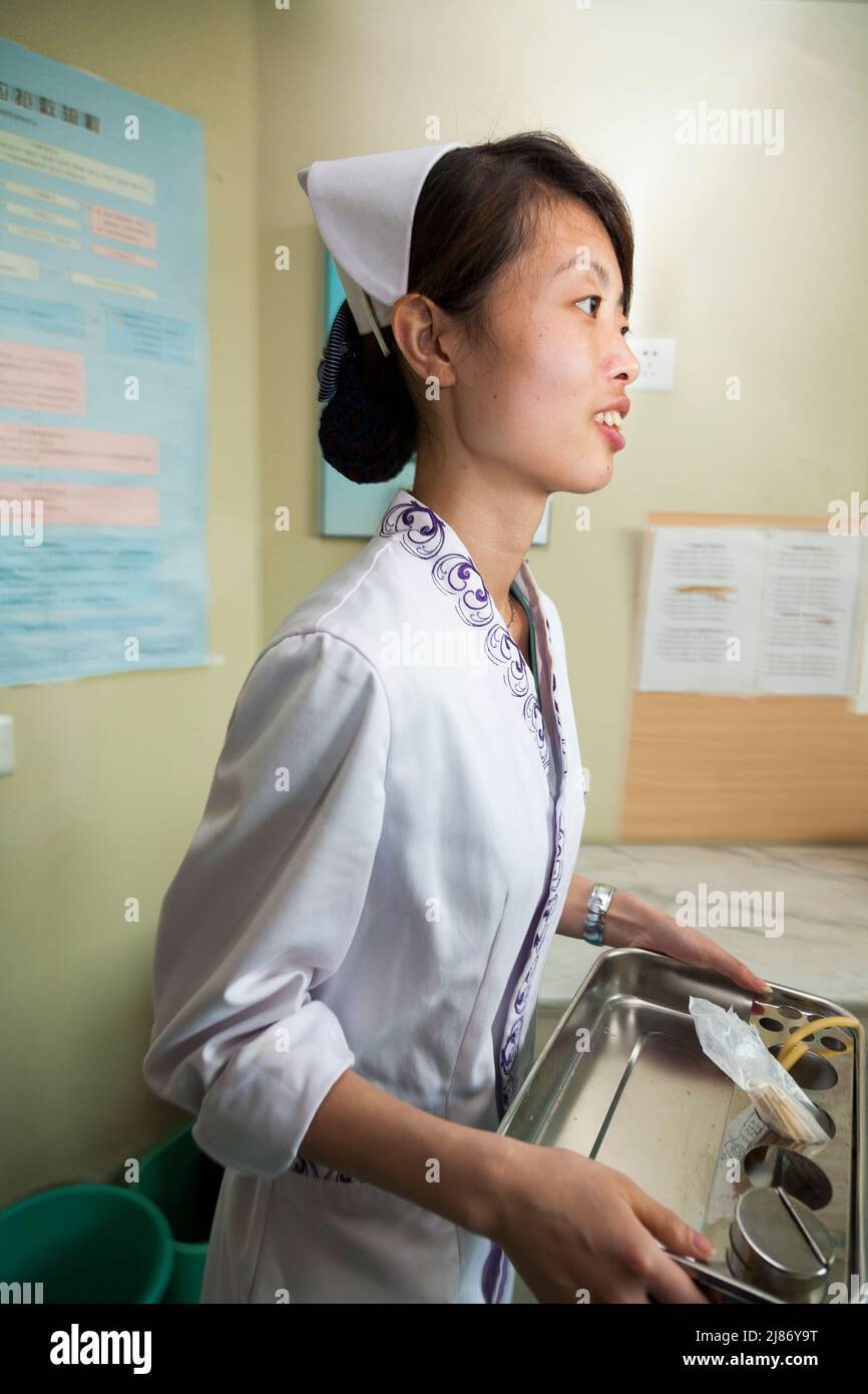Infirmière / infirmières / infirmière infirmière femme personnel médical, femme, en uniforme dans le service d'un hôpital moderne à Xian, Chine. PRC. Chine. (125) Banque D'Images