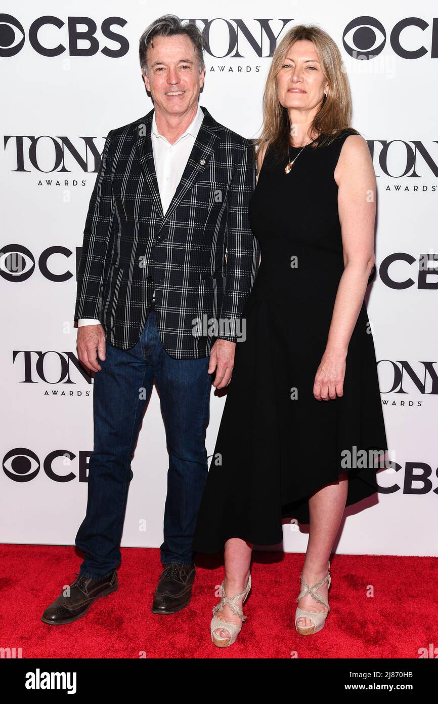 New York, États-Unis. 11th mai 2022. Derek McLane et Lia Vollack marchent sur le tapis rouge pendant les Tony Awards rencontrez les nominés Concours de presse tenu au 45 West 45th Street à New York, NY, le 11 mai 2022. (Photo par Anthony Behar/Sipa USA) crédit: SIPA USA/Alay Live News Banque D'Images