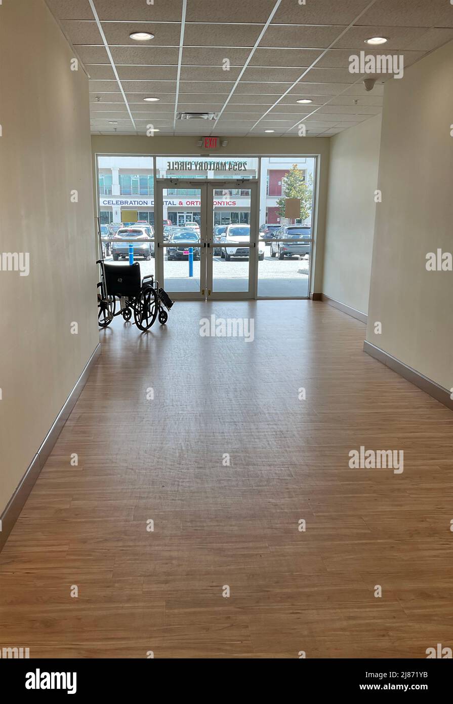 Un fauteuil roulant seul dans un centre de réadaptation à vie assistée Banque D'Images