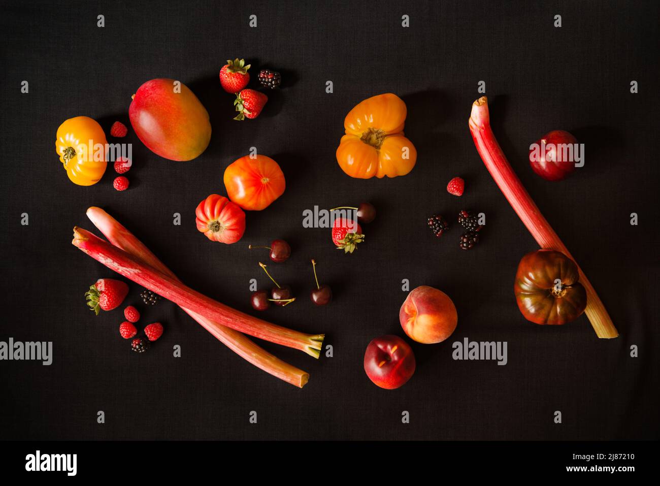 les fruits rouges sont encore en vie avec des tomates à l'ancienne, des mûres, des fraises, des cerises, des framboises, et rhubarbe Banque D'Images