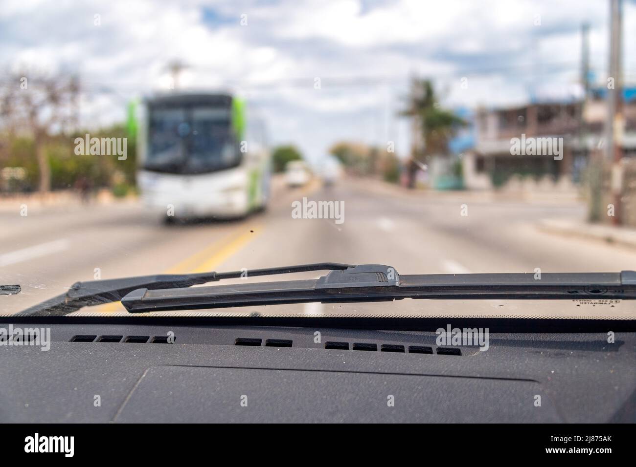Balais d'essuie-glace dans une vieille voiture. Point de vue du passager. Un bus touristique Transgaviota conduit sur la route. Banque D'Images Balais d'essuie-glace dans une vieille voiture. Point de vue du passager. Un bus touristique Transgaviota conduit sur la route. Banque D'Images