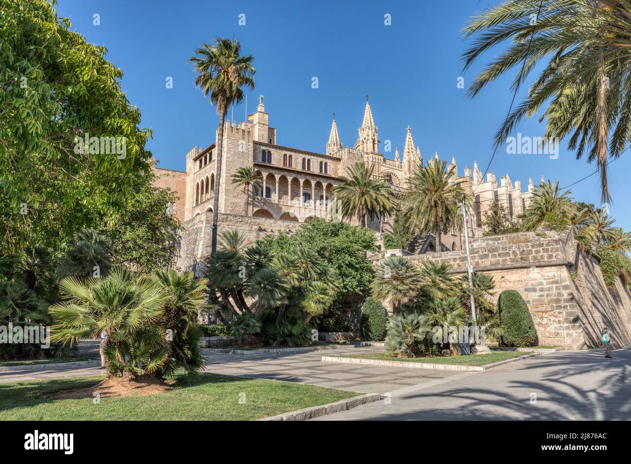 La cathédrale catholique gothique Santa Maria de Palma s'appelle également la Seu sous un soleil éclatant surplombant le lagon du parc de la Mar, près de la baie de Palma Banque D'Images