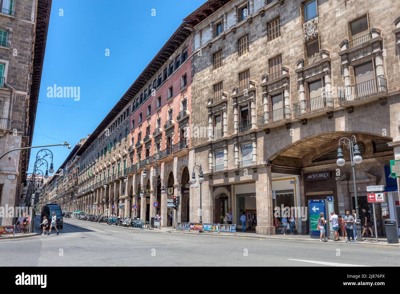 Arcade historique avec boutiques et restaurants le long de l'avenue de Jaume III dans la vieille ville de Palma Mallorca Banque D'Images