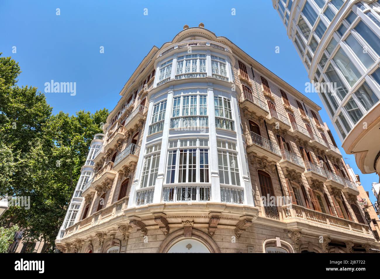 Bâtiment historique de style Art nouveau et fenêtres au-dessus des boutiques et des bureaux de Carrer dels Parries Old Town Palma, Majorque Banque D'Images