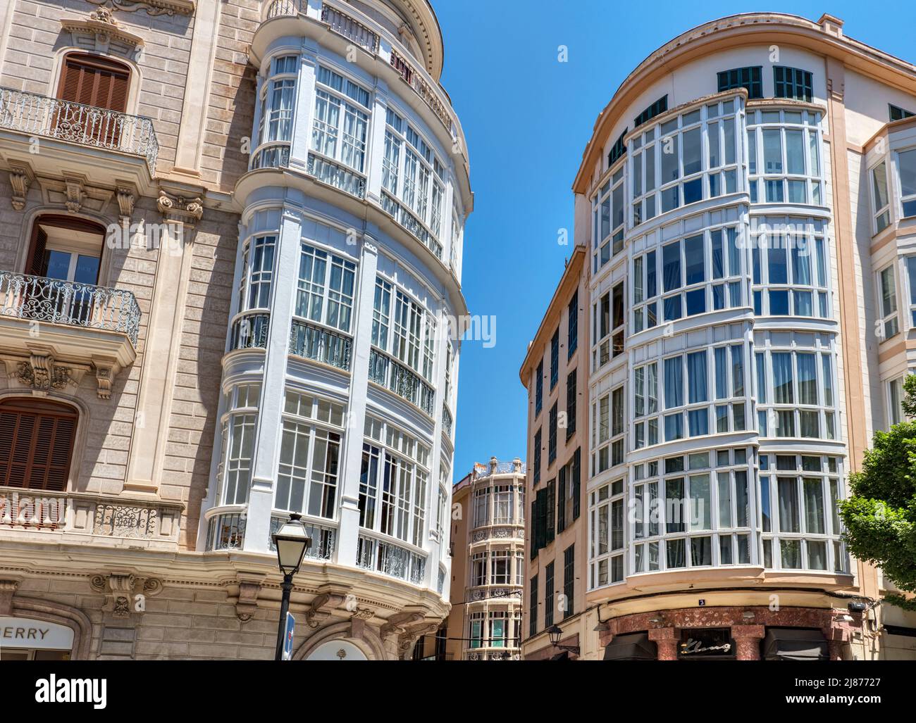 Bâtiment historique de style Art nouveau et fenêtres au-dessus des boutiques et des bureaux de Carrer dels Parries Old Town Palma, Majorque Banque D'Images