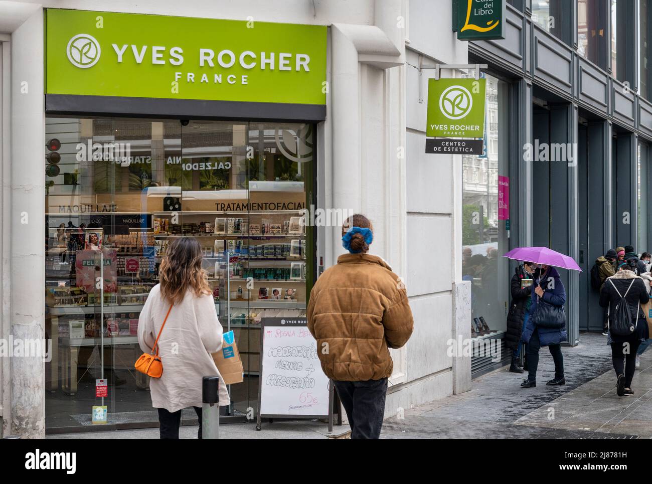 Des piétons marchent devant le magasin de cosmétiques et de beauté  multinational français Yves Rocher en Espagne Photo Stock - Alamy