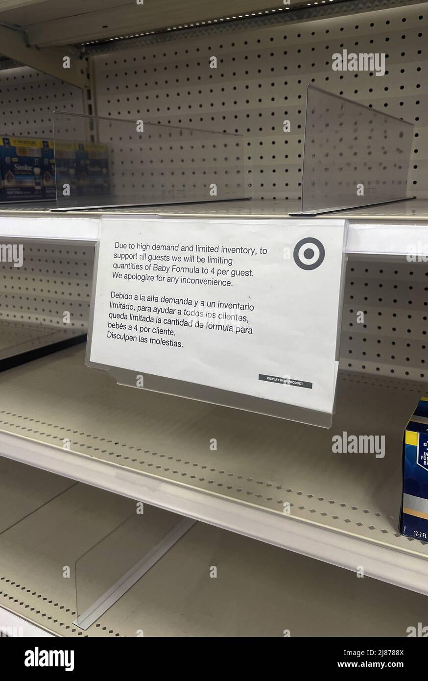 Gainesville, Virginie, États-Unis. 13th mai 2022. La vue des tablettes vides chez Target comme une pénurie de lait maternisé touche les États-Unis à la suite d'un rappel dû à la contamination chez Abbott Nutrition en février a frappé les consommateurs le 13 mai 2022 à Gainesville, en Virginie. Crédit : Mpi34/Media Punch/Alamy Live News Banque D'Images