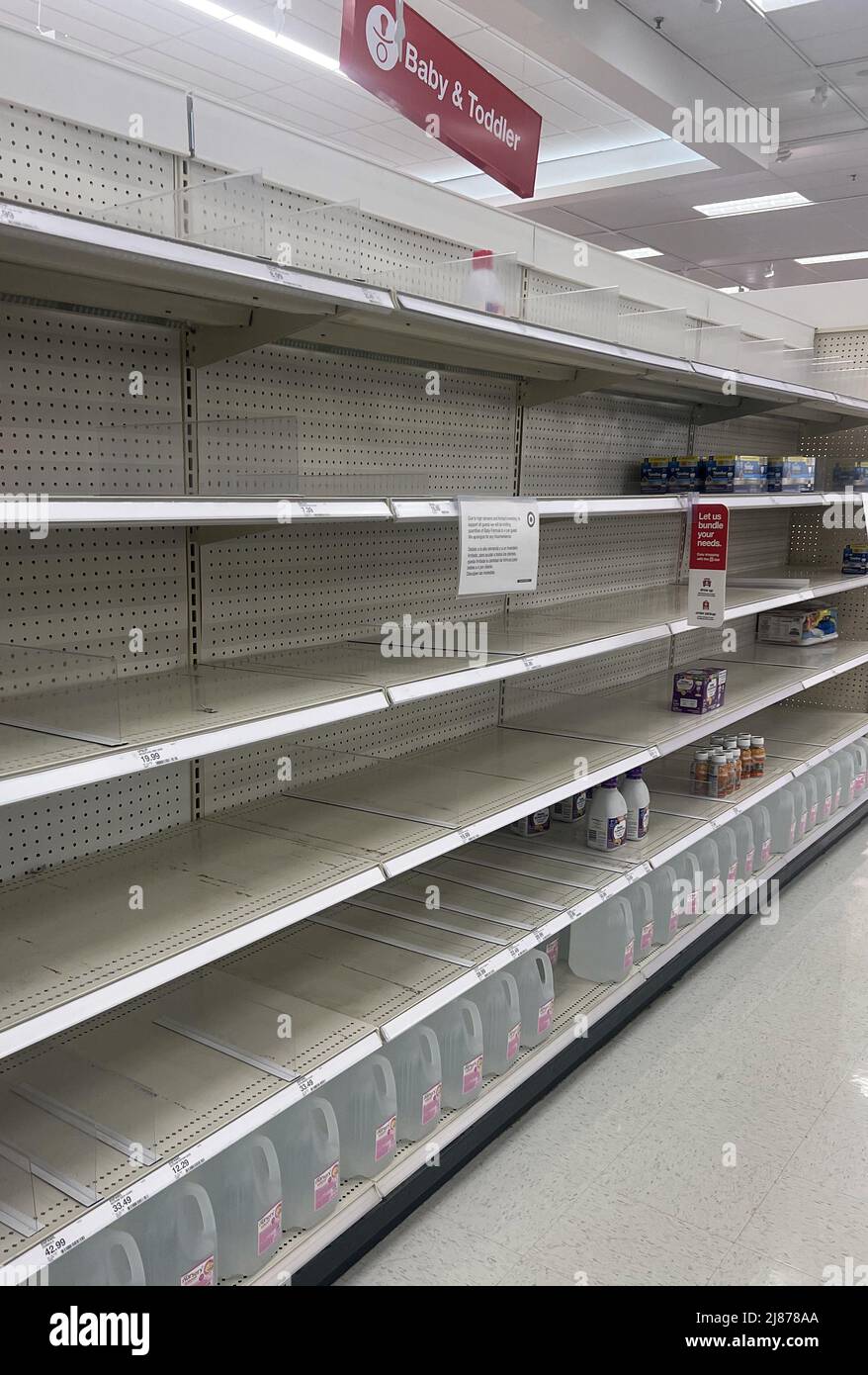 Gainesville, Virginie, États-Unis. 13th mai 2022. La vue des tablettes vides chez Target comme une pénurie de lait maternisé touche les États-Unis à la suite d'un rappel dû à la contamination chez Abbott Nutrition en février a frappé les consommateurs le 13 mai 2022 à Gainesville, en Virginie. Crédit : Mpi34/Media Punch/Alamy Live News Banque D'Images