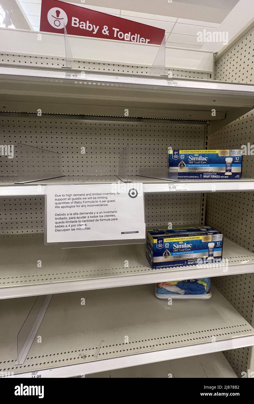 Gainesville, Virginie, États-Unis. 13th mai 2022. La vue des tablettes vides chez Target comme une pénurie de lait maternisé touche les États-Unis à la suite d'un rappel dû à la contamination chez Abbott Nutrition en février a frappé les consommateurs le 13 mai 2022 à Gainesville, en Virginie. Crédit : Mpi34/Media Punch/Alamy Live News Banque D'Images