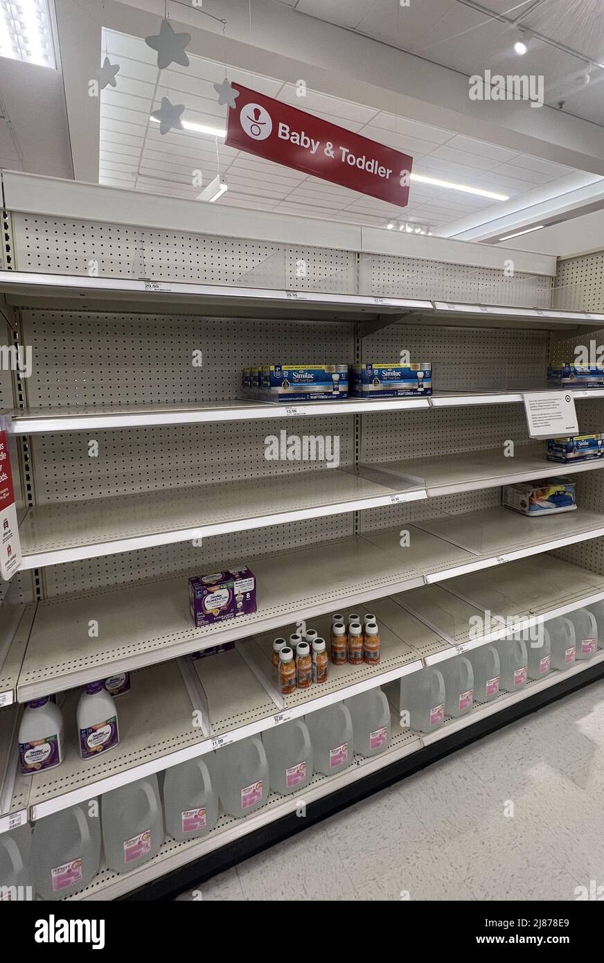 Gainesville, Virginie, États-Unis. 13th mai 2022. La vue des tablettes vides chez Target comme une pénurie de lait maternisé touche les États-Unis à la suite d'un rappel dû à la contamination chez Abbott Nutrition en février a frappé les consommateurs le 13 mai 2022 à Gainesville, en Virginie. Crédit : Mpi34/Media Punch/Alamy Live News Banque D'Images