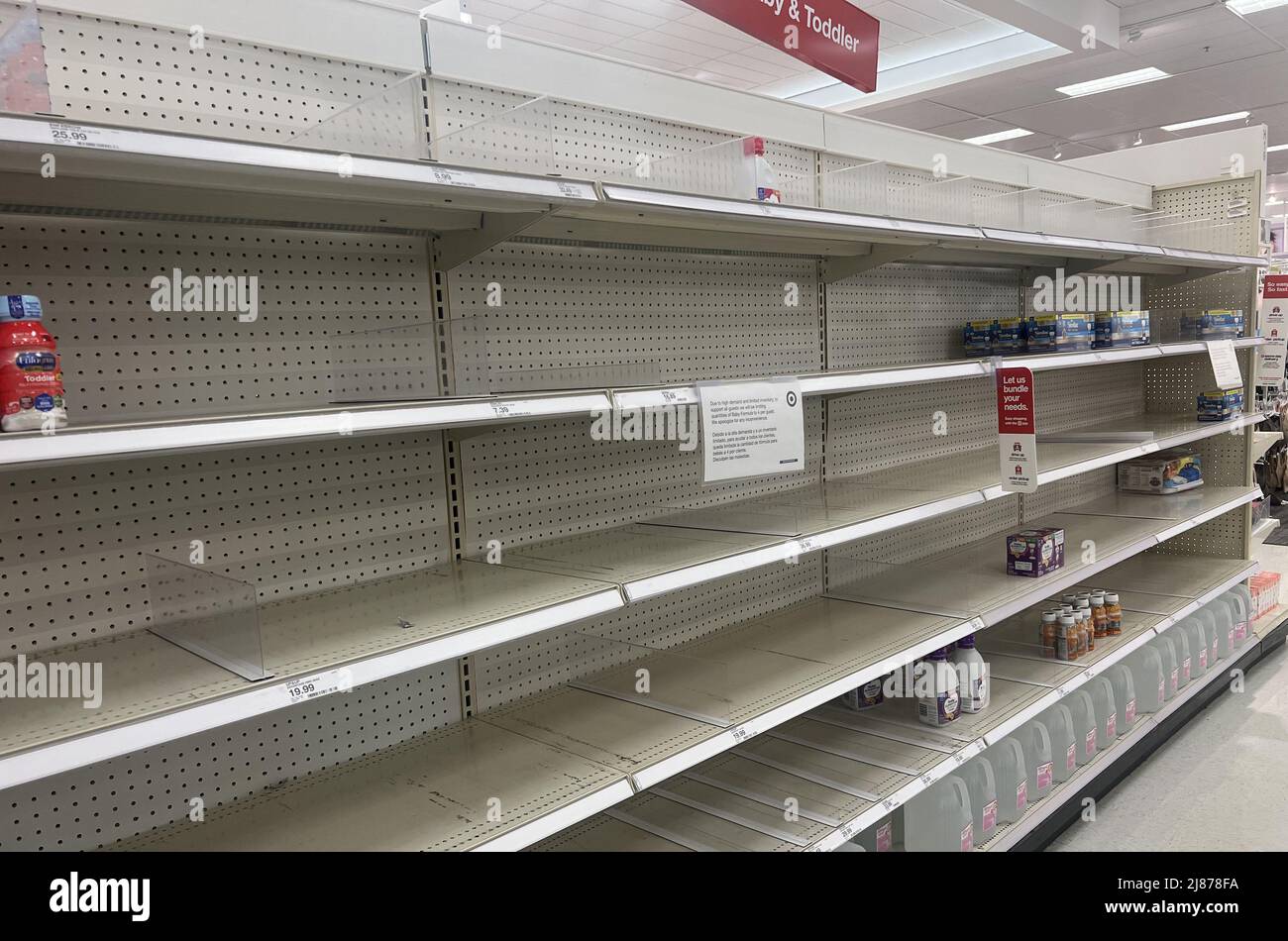 Gainesville, Virginie, États-Unis. 13th mai 2022. La vue des tablettes vides chez Target comme une pénurie de lait maternisé touche les États-Unis à la suite d'un rappel dû à la contamination chez Abbott Nutrition en février a frappé les consommateurs le 13 mai 2022 à Gainesville, en Virginie. Crédit : Mpi34/Media Punch/Alamy Live News Banque D'Images