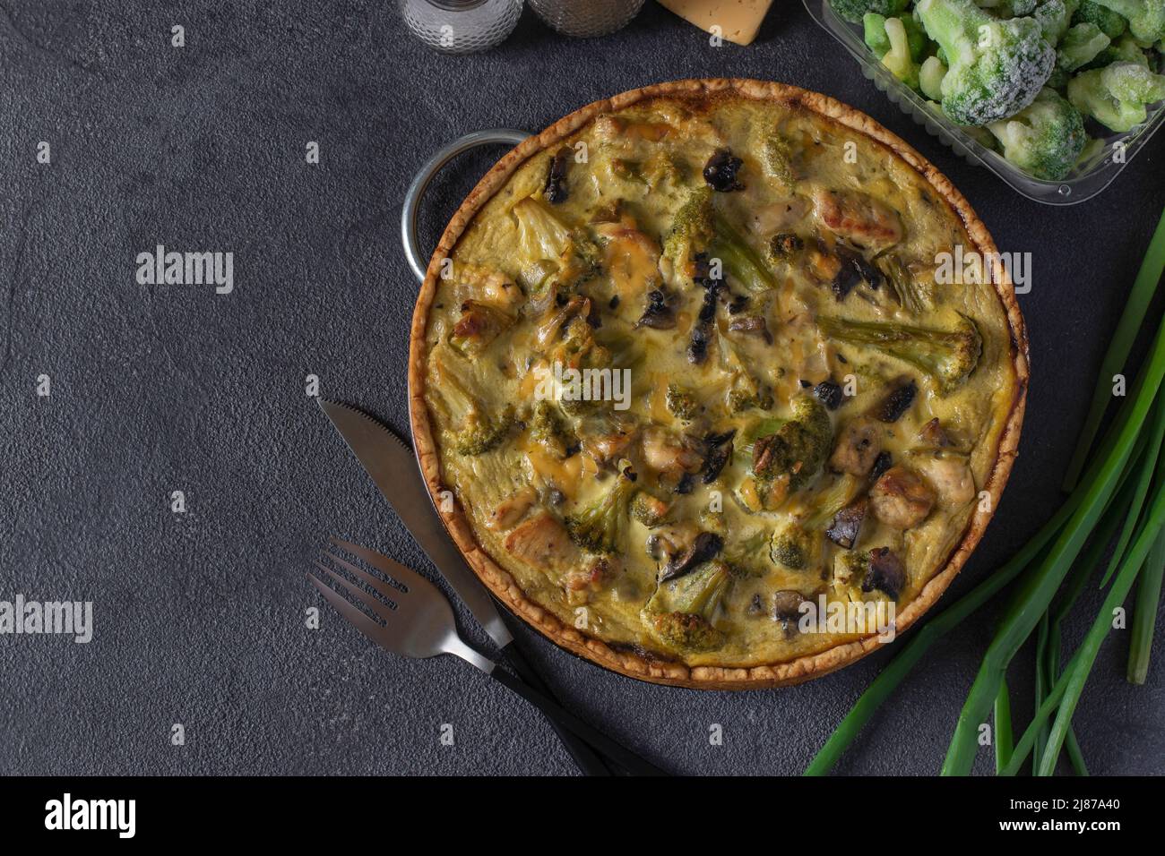 Quiche au poulet, aux champignons et au brocoli, tarte française traditionnelle maison sur fond gris foncé, vue d'en haut Banque D'Images