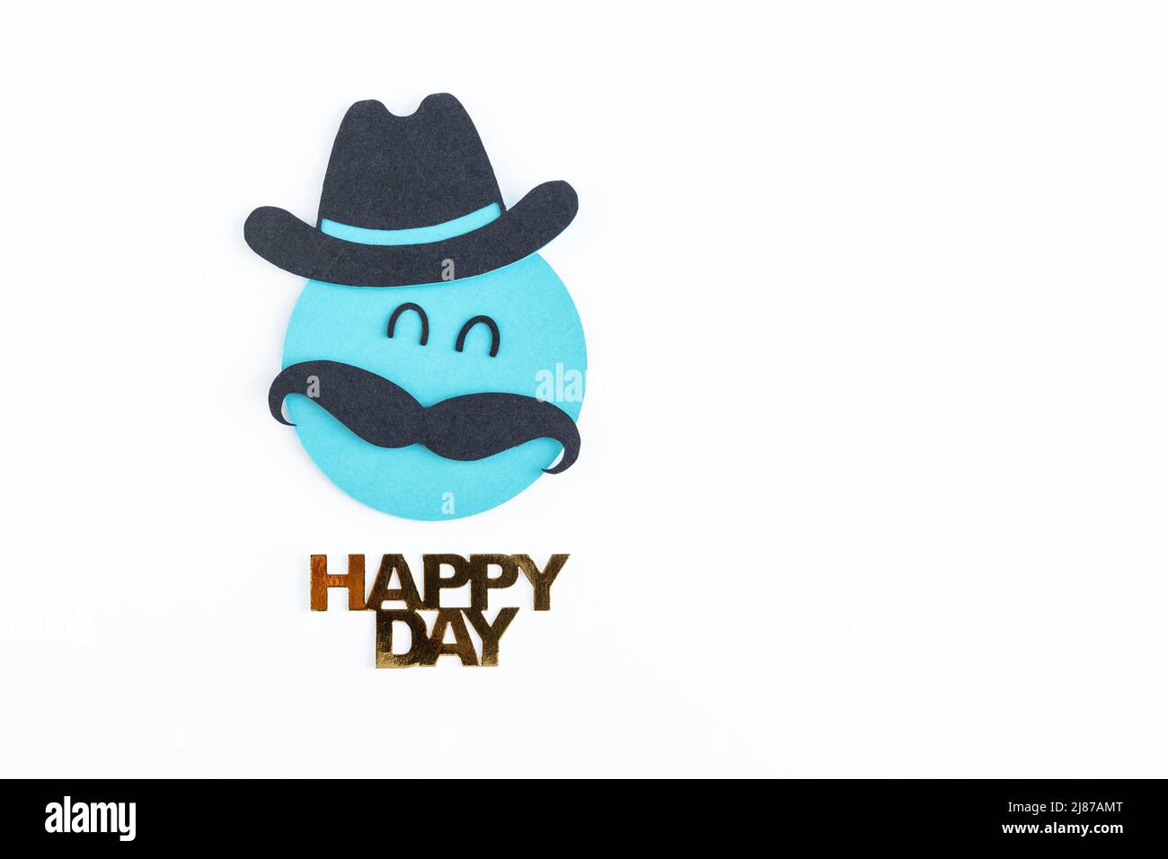 Visage d'homme souriant avec chapeau et moustache sur fond blanc. Concept de fête des pères. Copier l'espace. Banque D'Images