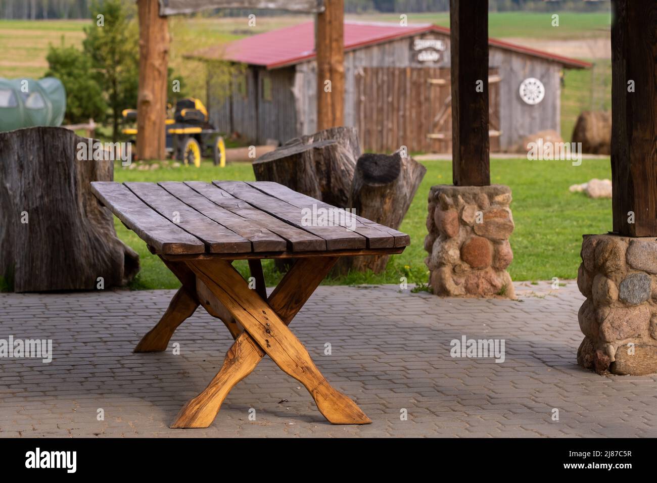 une table debout dans un belvédère en bois ouvert, debout sur le territoire à côté du domaine. Banque D'Images