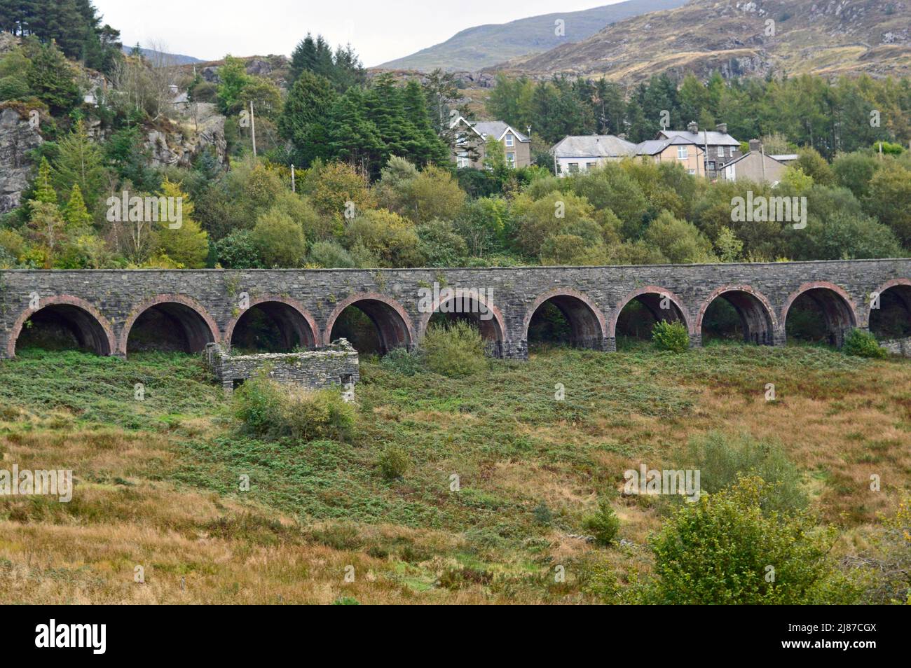 FESTINIOG BLAENAU. GHYNEDD. PAYS DE GALLES. 10-16-21. Le viaduc de chemin de fer abandonné qui transportait l'embranchement actuellement hors service à Trawsfynydd. Banque D'Images