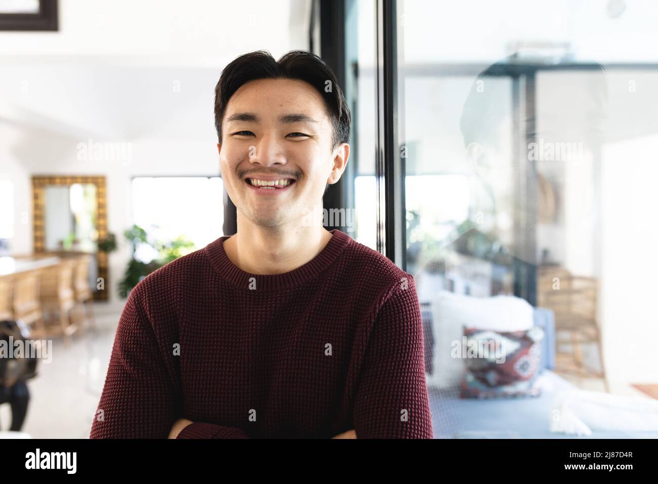 Potrait de jeune asiatique confiant souriant chez lui Banque D'Images