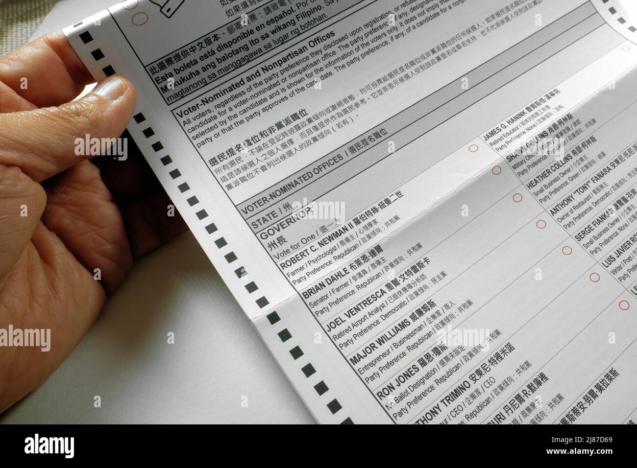 Bulletin de vote officiel par courrier pour l'élection primaire du 7 juin 2022 en Californie; liste de candidats dans la course au poste de gouverneur de Californie. Banque D'Images