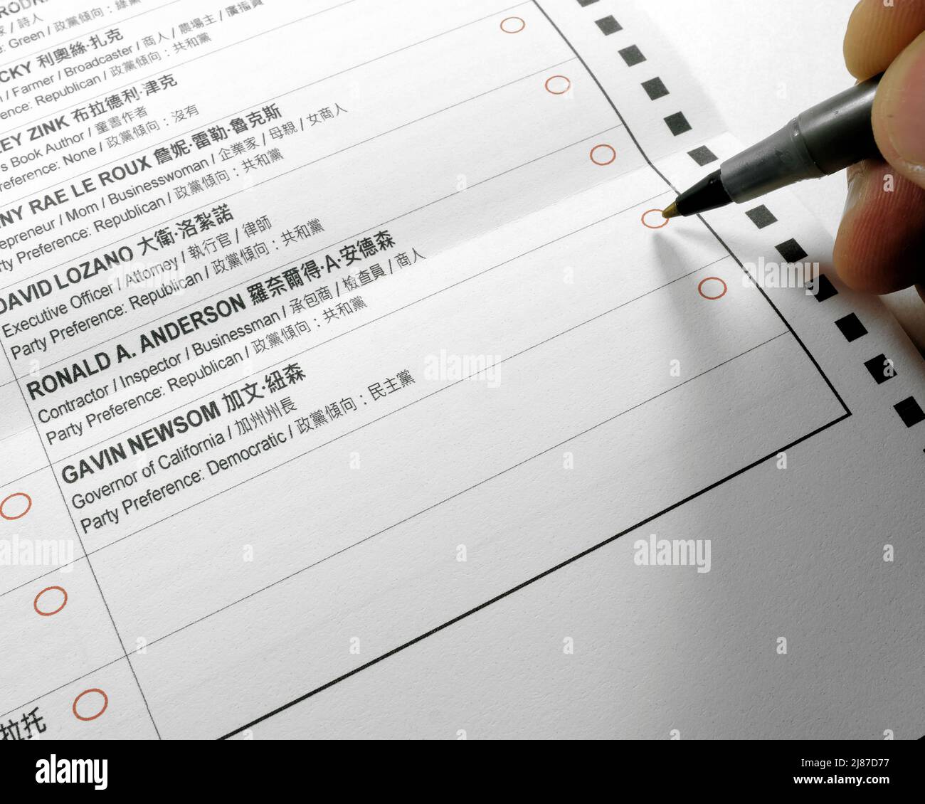 Bulletin officiel de vote par courrier pour les élections primaires du 7 juin 2022 en Californie; candidats à la course pour le gouverneur de Californie; Gavin Newsom. Banque D'Images