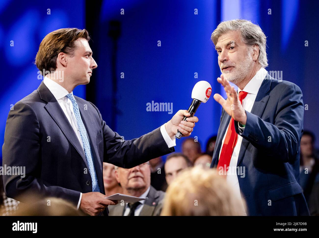 Newgein, pays-Bas. 13th mai 2022. 2022-05-13 20:52:16 NEWGEIN - Chef du Parti Thierry Baudet et député européen Marcel de Graaff (R) lors d'un débat de la Chambre des communes du Forum pour la démocratie où la question de savoir si la faction de la Chambre des représentants doit accepter ou rejeter la nouvelle loi référendaire. Les membres du parti peuvent alors voter sur cette question lors d'une consultation des membres. ANP SEM VAN DER WAL pays-bas Out - belgique Out crédit: ANP/Alay Live News Banque D'Images
