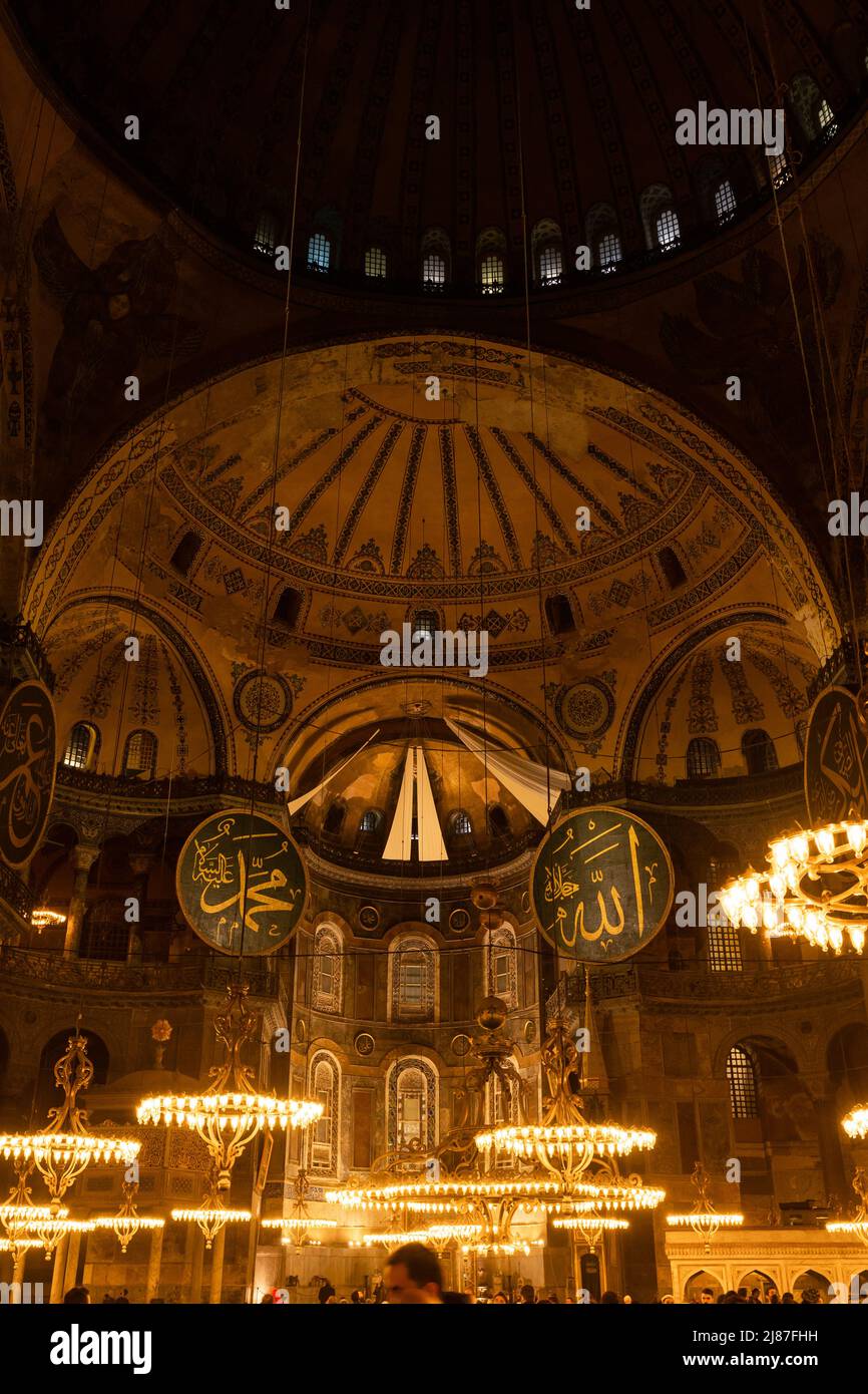 Intérieur de la basilique Sainte-Sophie ou de la mosquée Ayasofya la nuit. Photo d'arrière-plan islamique ou ramadan. Istanbul Turquie - 3.27.2022 Banque D'Images