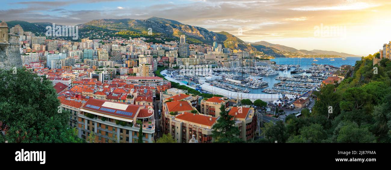 Panorama panoramique de Monaco au lever du soleil. Belle vue sur les quartiers de Monte Carlo et de la Condamine avec port et yachts, les montagnes environnantes et t Banque D'Images