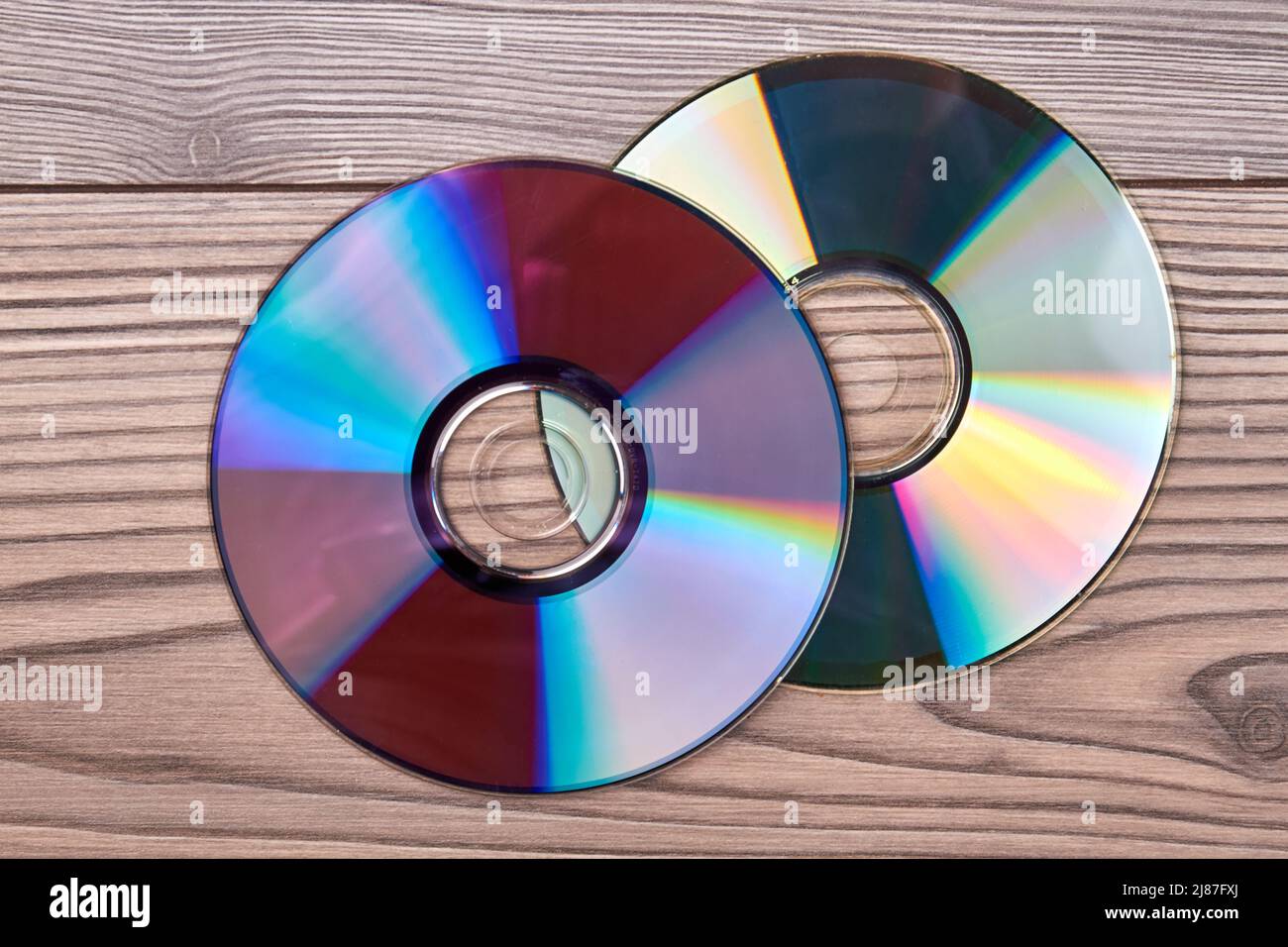 Paire de disques compacts sur fond en bois. Disques compacts sur le bureau. Banque D'Images