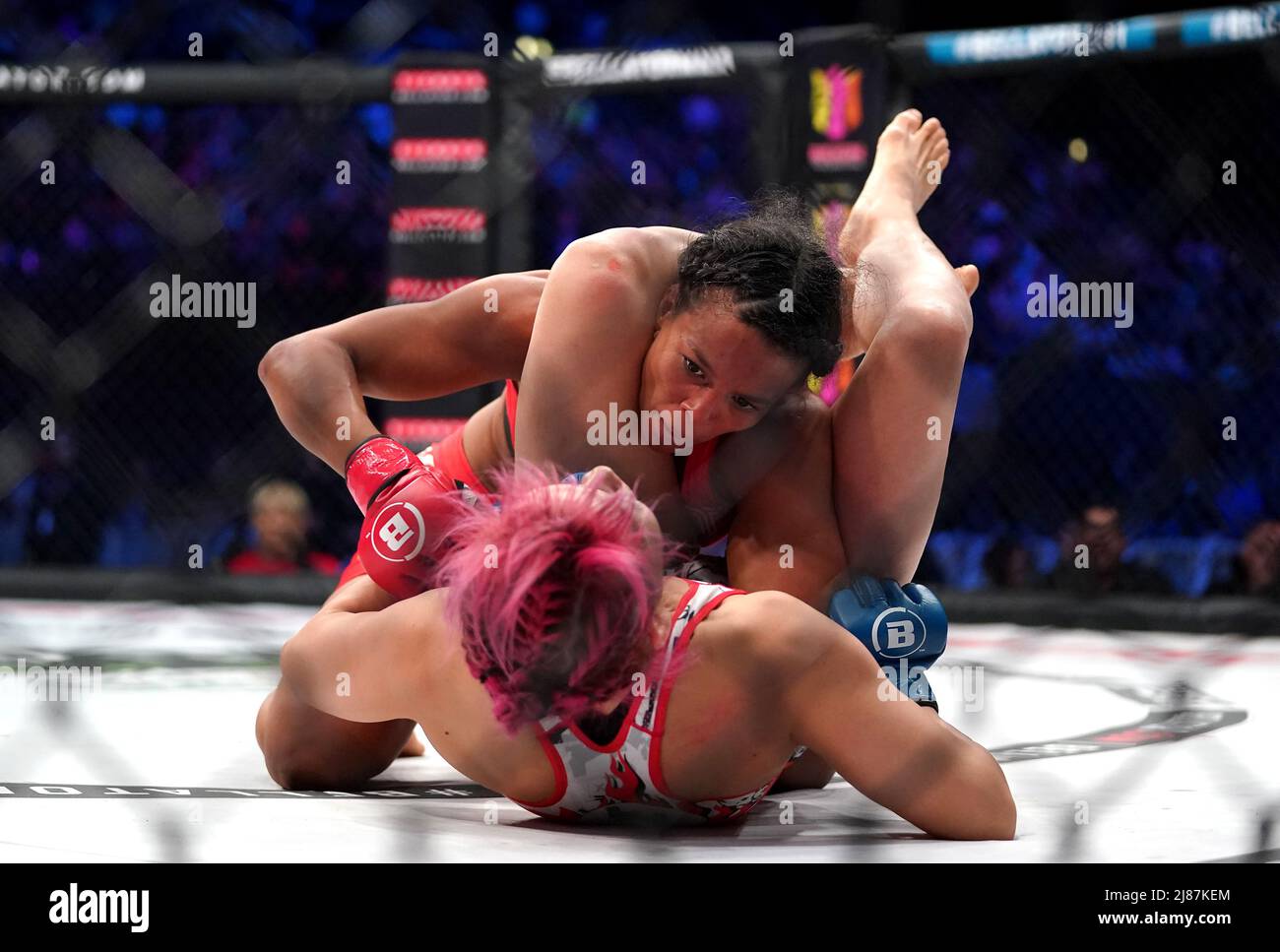 Denise Kielholtz (en haut) et Kana Watanabe (en haut) en action pendant le combat de poids-mouche à la SSE Arena, Londres. Date de la photo: Vendredi 13 mai 2022. Banque D'Images