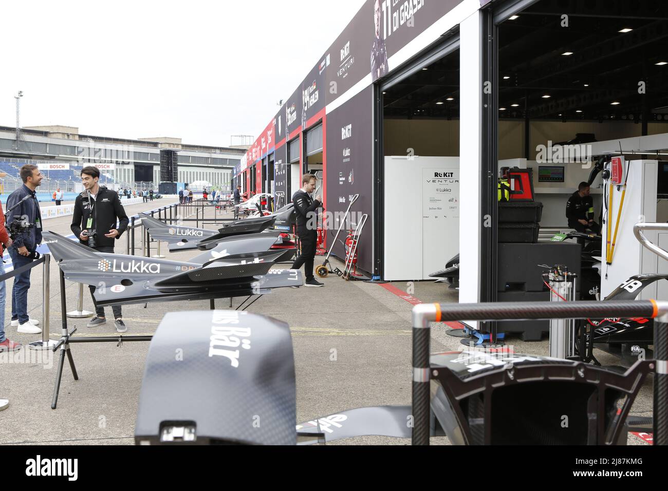 Allemagne, Berlin, 13 mai 2022. Pit Lane.le championnat officiel 'ABB FIA Formula E Championship 2021/22' se compose de 16 courses, qui se tiennent dans 10 villes différentes dans le monde. Le Shell recharge Berlin E-Prix 2022 est le 14th et 15th mai 2022 avec une double course à Berlin. La série de courses électriques 2021/2022 aura lieu à l'ancien aéroport de Tempelhof. Banque D'Images