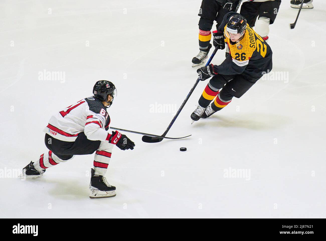 Helsinki, Finlande. 13th mai 2022. Samuel Soramies Nr.26 d'Allemagne concurrence, lutte pour le palet contre, Dyson Mayo Nr.61 du Canada dans le match ALLEMAGNE - CANADA Championnat DU MONDE DE HOCKEY SUR GLACE IIHF Groupe B à Helsinki, Finlande, 13 mai 2022, saison 2021/2022 © Peter Schatz / Alay Live News Credit: Peter Schatz/Alay Live News Banque D'Images