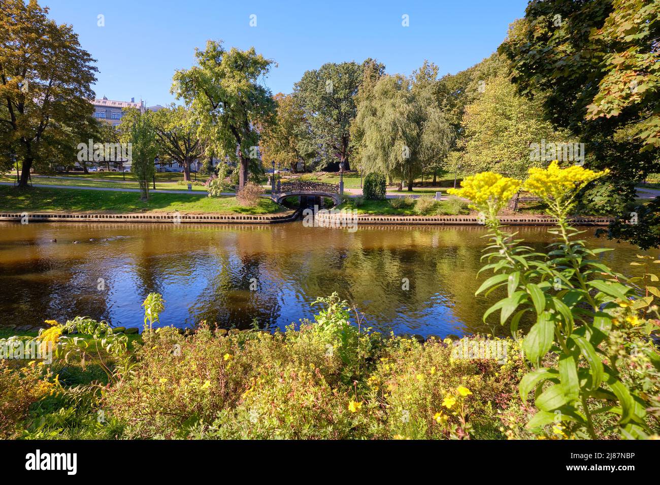 Canal fluvial de Riga à Riga, Lettonie fin été, début automne. Parc central de la ville par une journée ensoleillée Banque D'Images