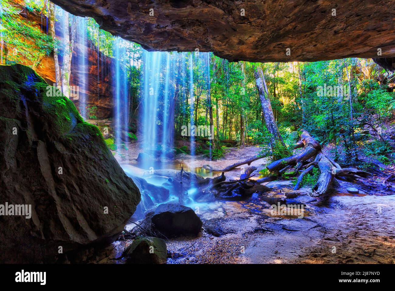 Derrière la cascade d'Oakland dans Hazelbrook creek of the Blue Mountains, en Australie - derrière le ruisseau tombant. Banque D'Images