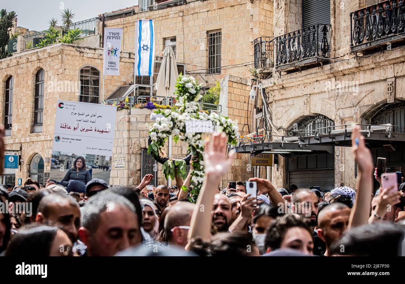 Jérusalem, Israël. 13th mai 2022. Des foules de touristes assistent à la procession funéraire d'Abu Akleh. Abu Akleh a été abattu mercredi matin dans la Cisjordanie occupée alors qu'elle couvrait un raid israélien dans la ville de Djénine. Des témoins ont dit qu'elle avait été tuée par un soldat israélien. L'armée israélienne a déclaré vendredi que, bien qu'il soit possible que Mme Abu Akleh ait été tuée par erreur par un incendie israélien; son enquête initiale a suggéré qu'elle aurait également pu être frappée par un homme armé palestinien. Crédit : SOPA Images Limited/Alamy Live News Banque D'Images