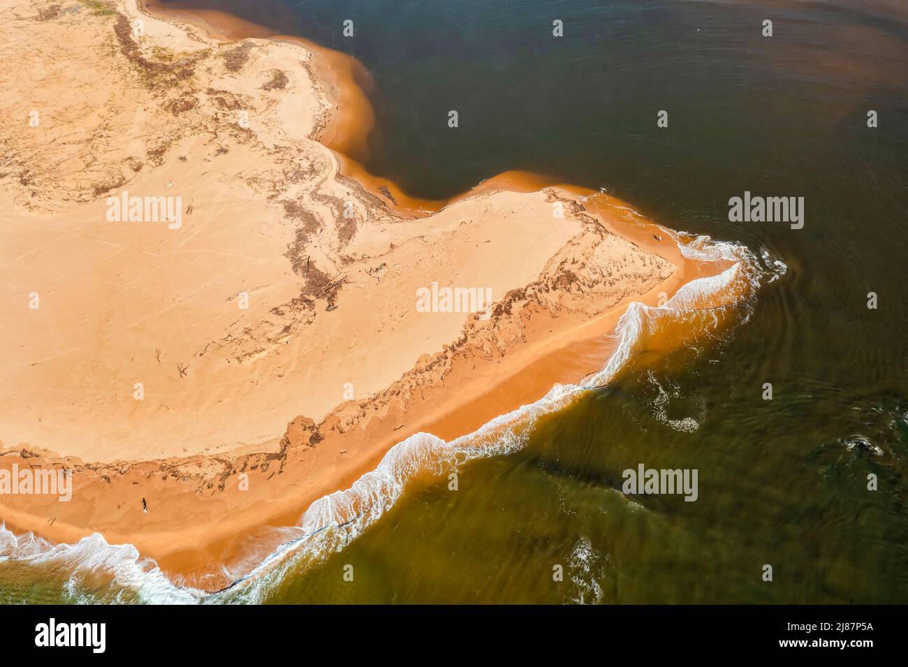 Dune de sable plate de la plage de Tathra à l'entrée de la rivière Bega à l'océan Pacifique Sapphire Coast en Australie - vue aérienne en haut. Banque D'Images