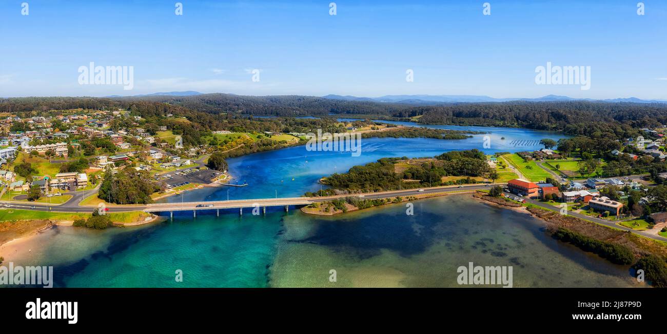 Ville de Bermagui sur la côte de Sapphire de l'Australie autour de la rivière Bermagui qui coule vers l'océan Pacifique - panorama aérien. Banque D'Images