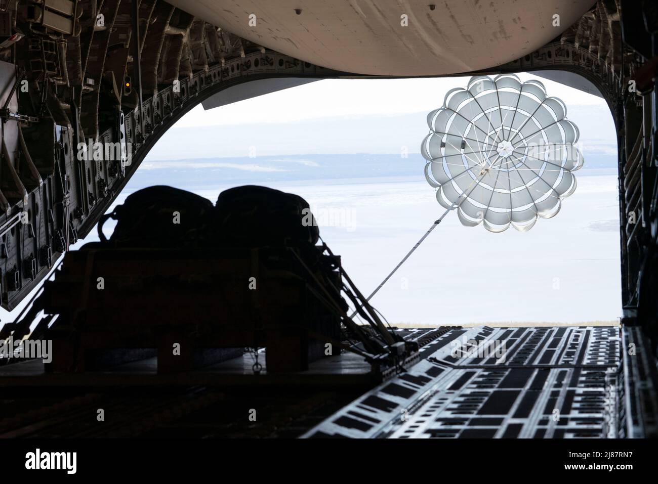 Le C-17 Globemaster III de la Force aérienne des États-Unis affecté à l'escadron de transport aérien 517th effectue une descente de cargaison pendant LE DRAPEAU ROUGE Alaska 22-1 à la base interarmées Elmendorf-Richardson (Alaska), le 10 mai 2022. RF-A est conçu pour fournir une formation réaliste dans un environnement de combat simulé. (É.-U. Photo de la Force aérienne par Airman classe 1st Shalimar Rivera Rosado) Banque D'Images