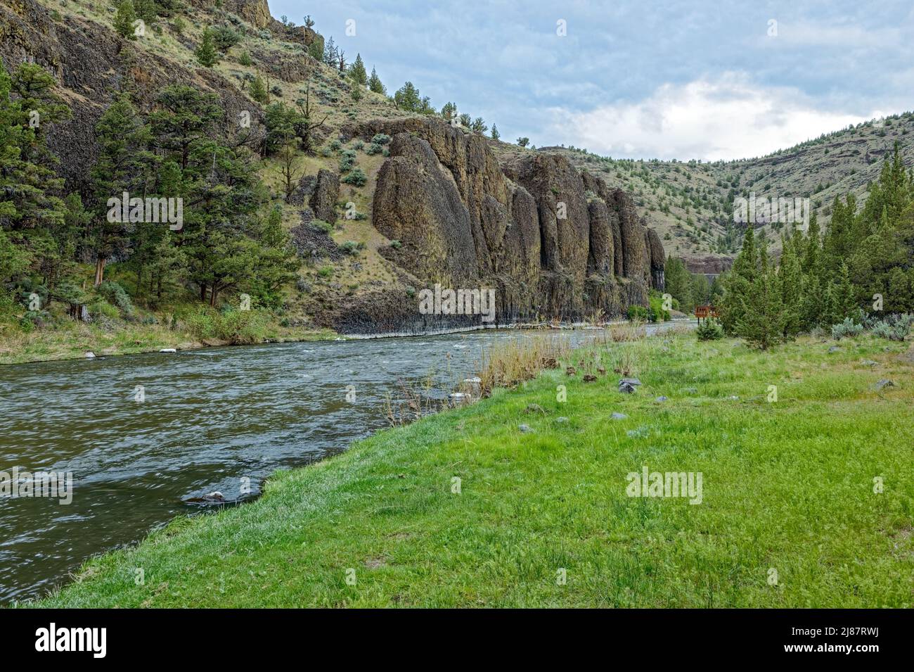 La rivière Crooked traverse le terrain de camping de Chimney Rock, Oregon, États-Unis Banque D'Images