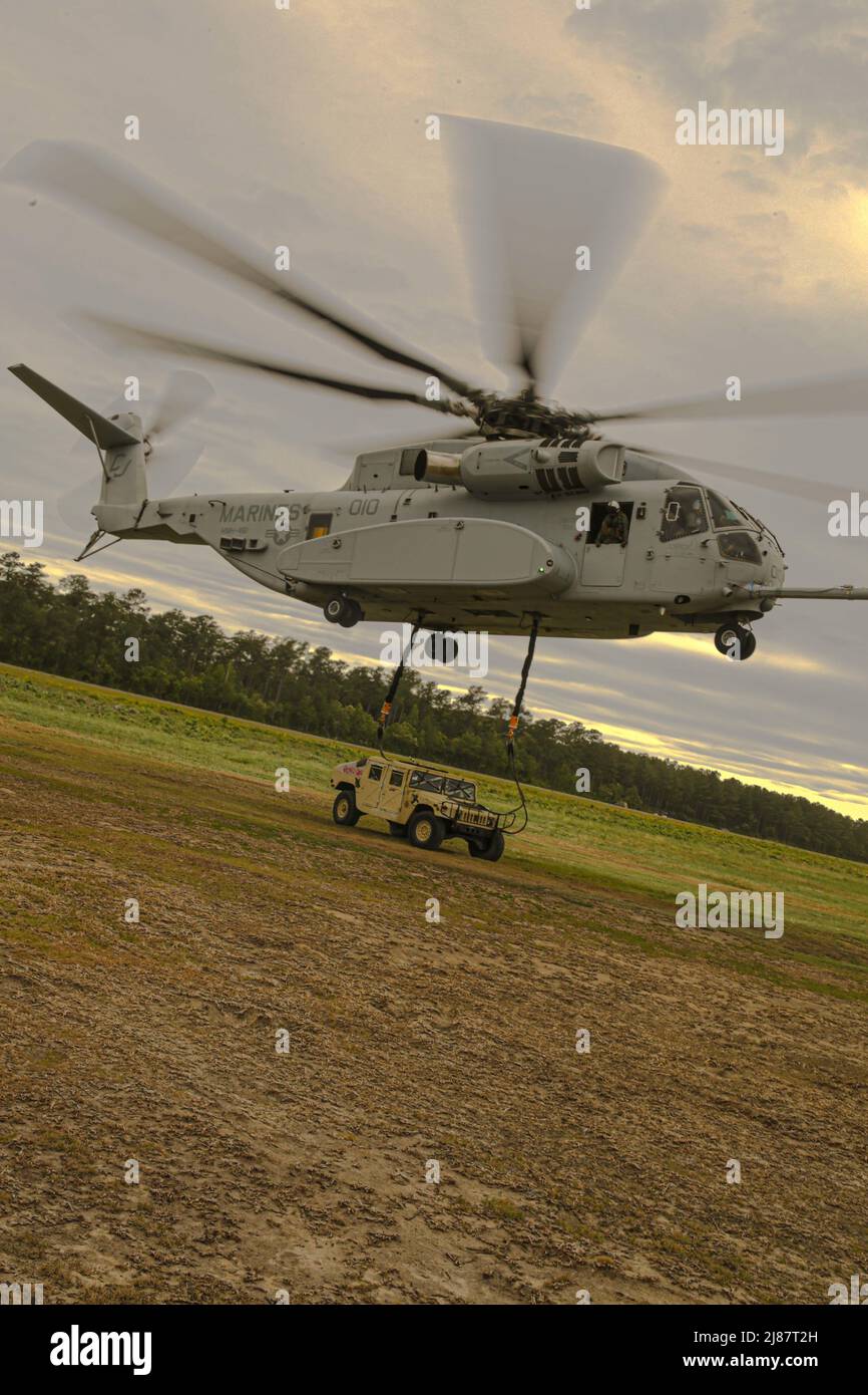 Un roi Stallion CH-53K du corps des Marines des États-Unis lève un humvee lors d'un événement d'entraînement d'équipe de soutien d'hélicoptère dans le cadre de l'exercice Potomac Restore, à Oak Grove, en Caroline du Nord, le 11 mai 2022. Exercice Potomac Restore est un exercice régimentaire basé sur des scénarios conçu pour amener le personnel régimentaire à opérer dans des environnements de soutien tactique et à intégrer des capacités uniques de bataillons subordonnés. (É.-U. Photos du corps marin par lance Cpl. Jackson Kirkiewicz) Banque D'Images