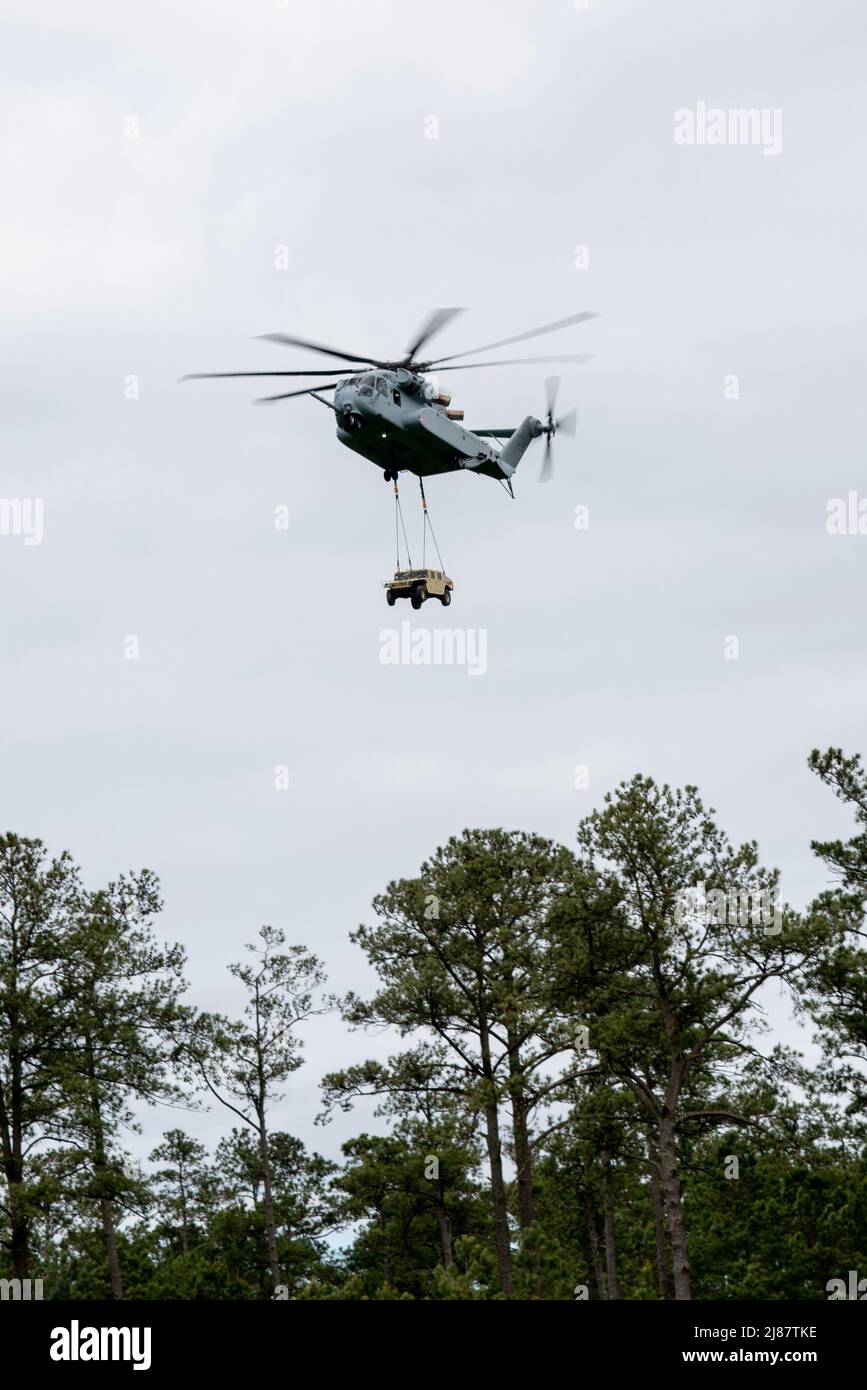 Un CH-53K Roi Stallion ramasse un humvee pendant l'exercice Potomac Restore sur le Camp Lejeune, Caroline du Nord, le 10 mai 2022. Exercice Potomac Restore est un exercice régimentaire basé sur des scénarios conçu pour amener le personnel régimentaire à opérer dans des environnements de soutien tactique et à intégrer des capacités uniques de bataillons subordonnés. (É.-U. Photo du corps marin par Sgt. Rachel K. Young) Banque D'Images