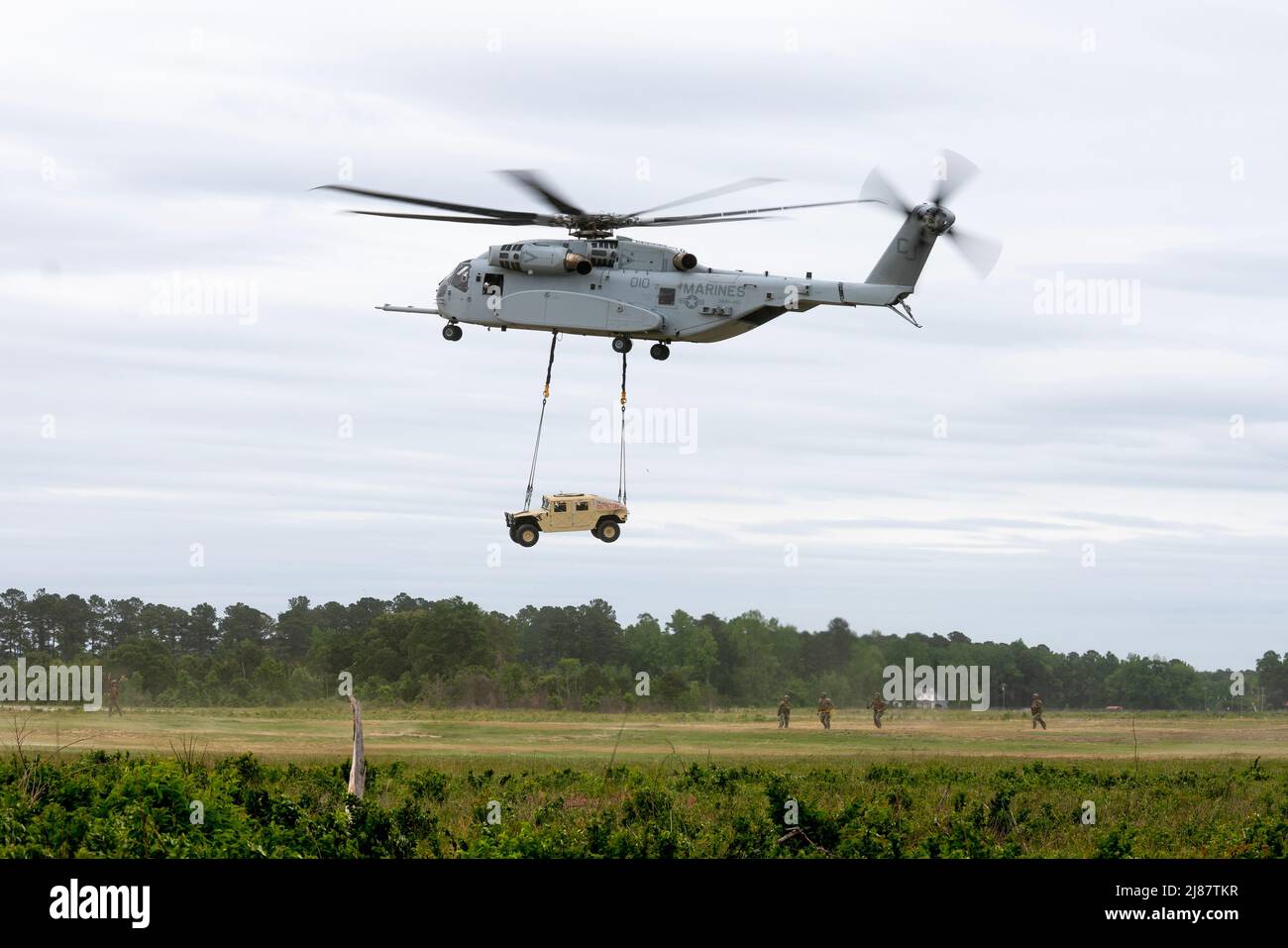 Un CH-53K Roi Stallion ramasse un humvee pendant l'exercice Potomac Restore sur le Camp Lejeune, Caroline du Nord, le 10 mai 2022. Exercice Potomac Restore est un exercice régimentaire basé sur des scénarios conçu pour amener le personnel régimentaire à opérer dans des environnements de soutien tactique et à intégrer des capacités uniques de bataillons subordonnés. (É.-U. Photo du corps marin par Sgt. Rachel K. Young) Banque D'Images