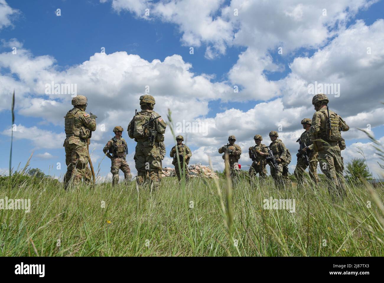 Des soldats américains avec une troupe de foudre, 3rd escadron, 2nd Cavalry Regiment, effectuent un examen après action après un exercice de tir en direct de l’équipe dans la zone d’entraînement de Grafenwoehr du Commandement de l’instruction de l’Armée de terre 7th, en Allemagne, le 12 mai 2022. 2Cr fournit à l'ATC 7th une force létale et agile, capable de se déployer rapidement dans tout le théâtre européen afin d'assurer les alliés, de dissuader les adversaires et, une fois ordonné, de défendre l'alliance de l'OTAN. (É.-U. Photo de l'armée par Markus Rauchenberger) Banque D'Images