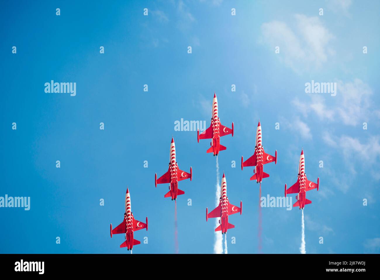 Sanliurfa, Turquie - 10 avril 2021 : spectacle aérien des avions de démonstration de l'armée de l'air turque dans le ciel bleu Banque D'Images