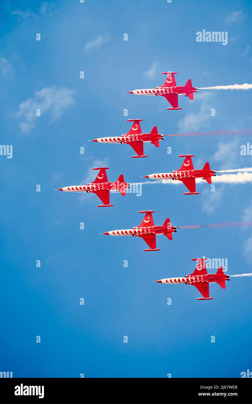 Sanliurfa, Turquie - 10 avril 2021 : spectacle aérien des avions de démonstration de l'armée de l'air turque dans le ciel bleu Banque D'Images