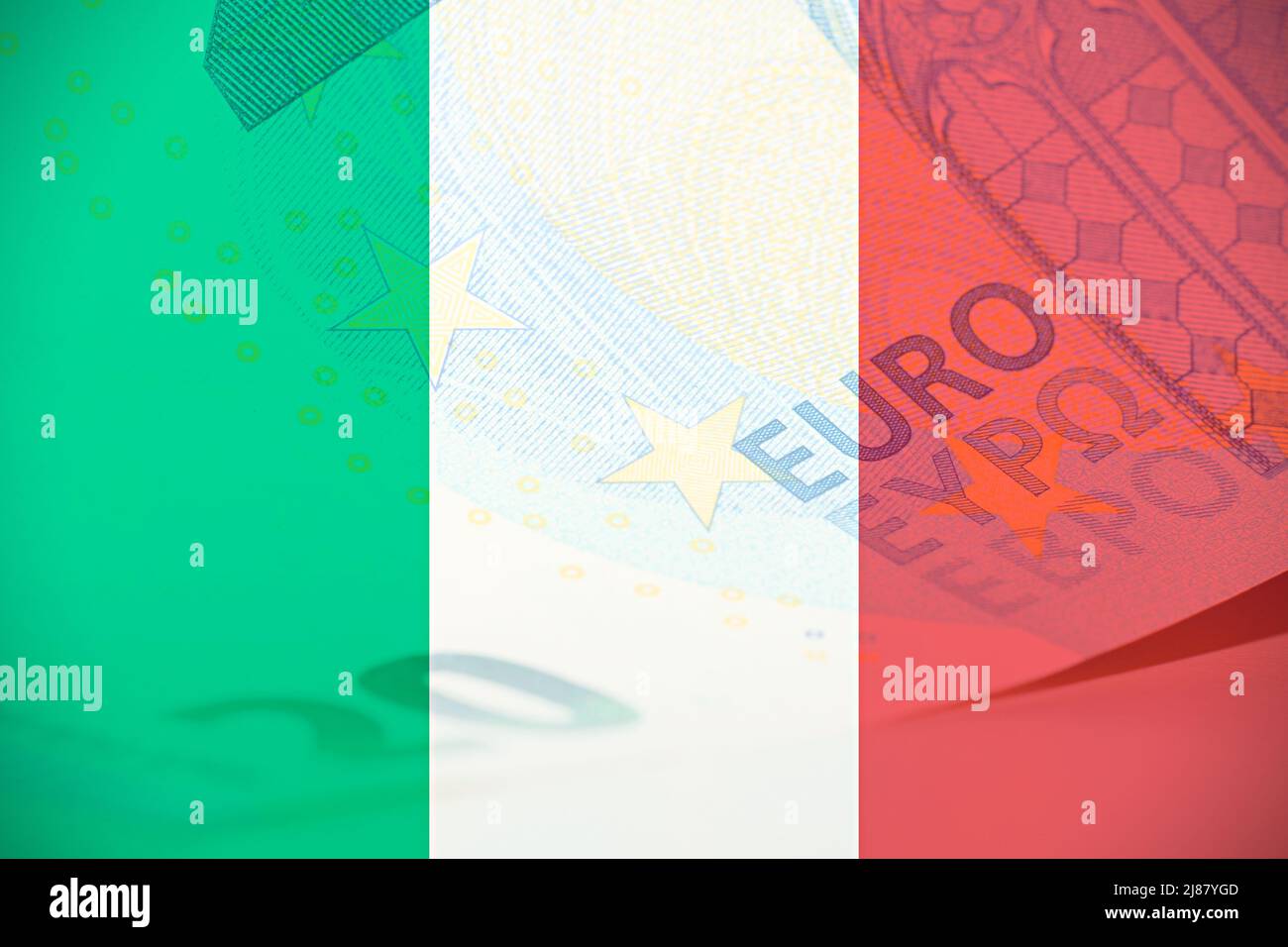 Drapeau italien avec une macro d'un billet de banque européen comme arrière-plan. Banque D'Images