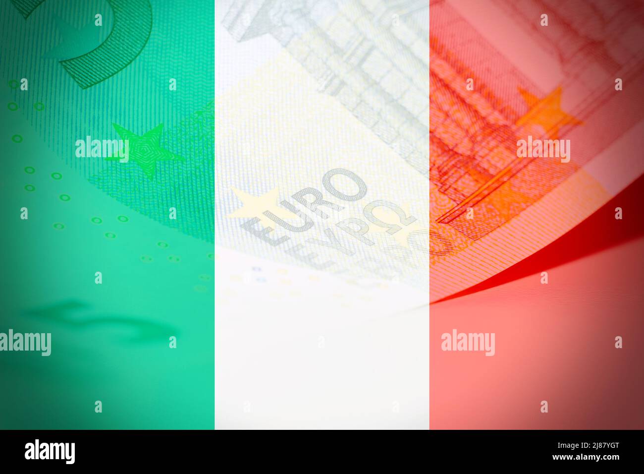 Drapeau italien avec une macro d'un billet de banque européen comme arrière-plan. Banque D'Images
