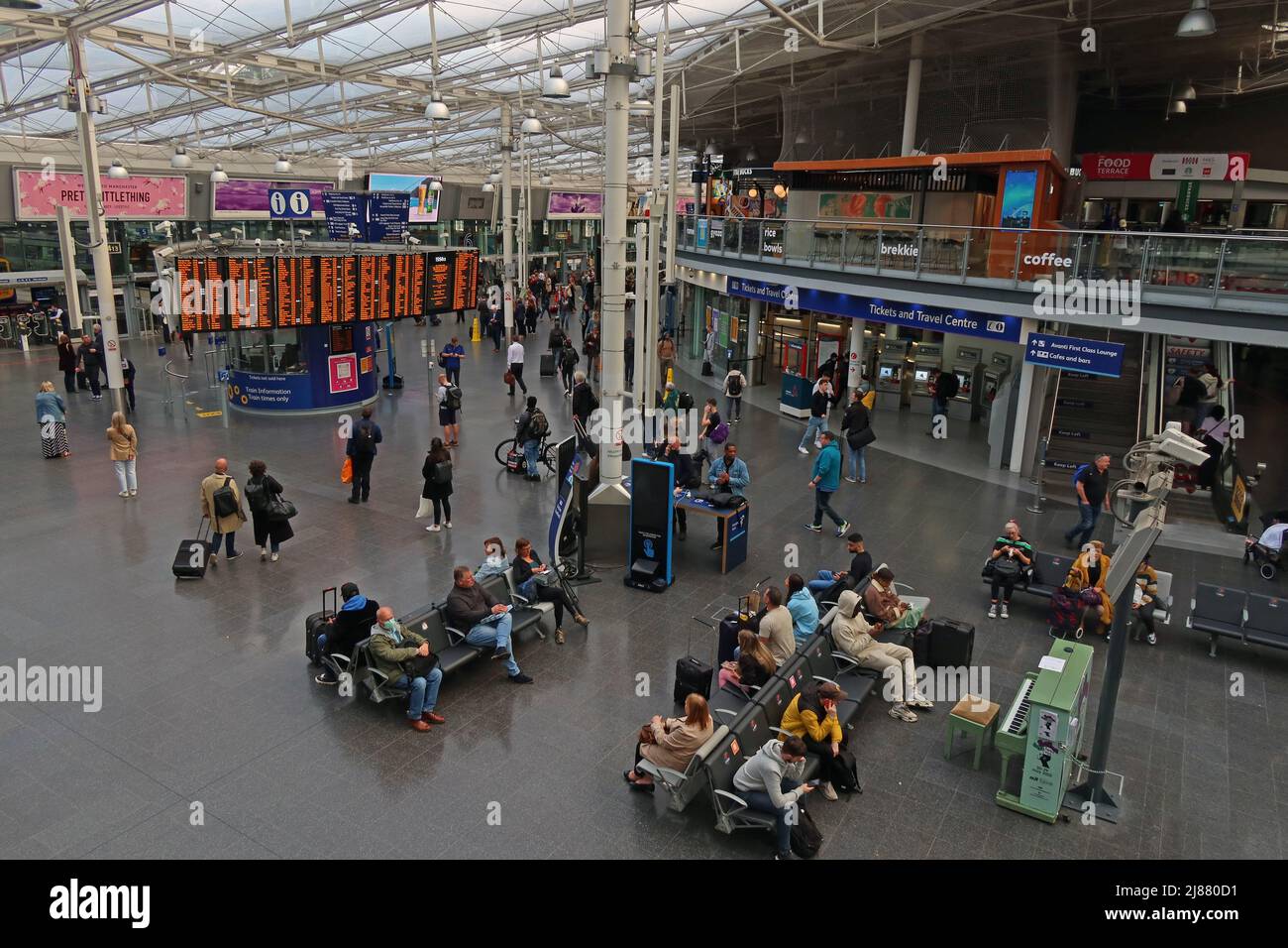 Gare de Manchester Piccadilly, ligne principale de la côte ouest, Angleterre, Royaume-Uni, avec panneaux de départ Banque D'Images