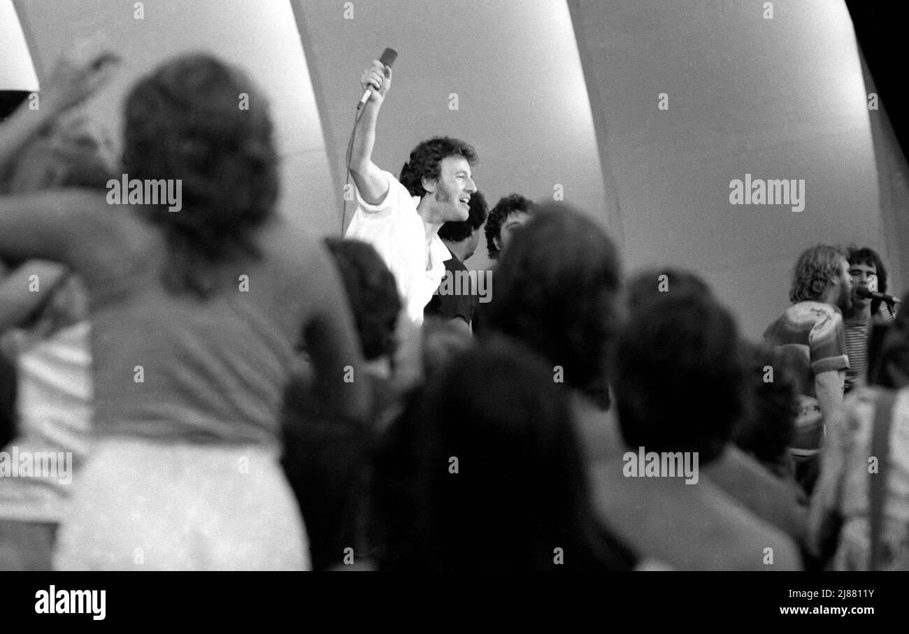 Bruce Springsteen se produisant au CONCERT NO Nukes au Hollywood Bowl, 1981 Banque D'Images