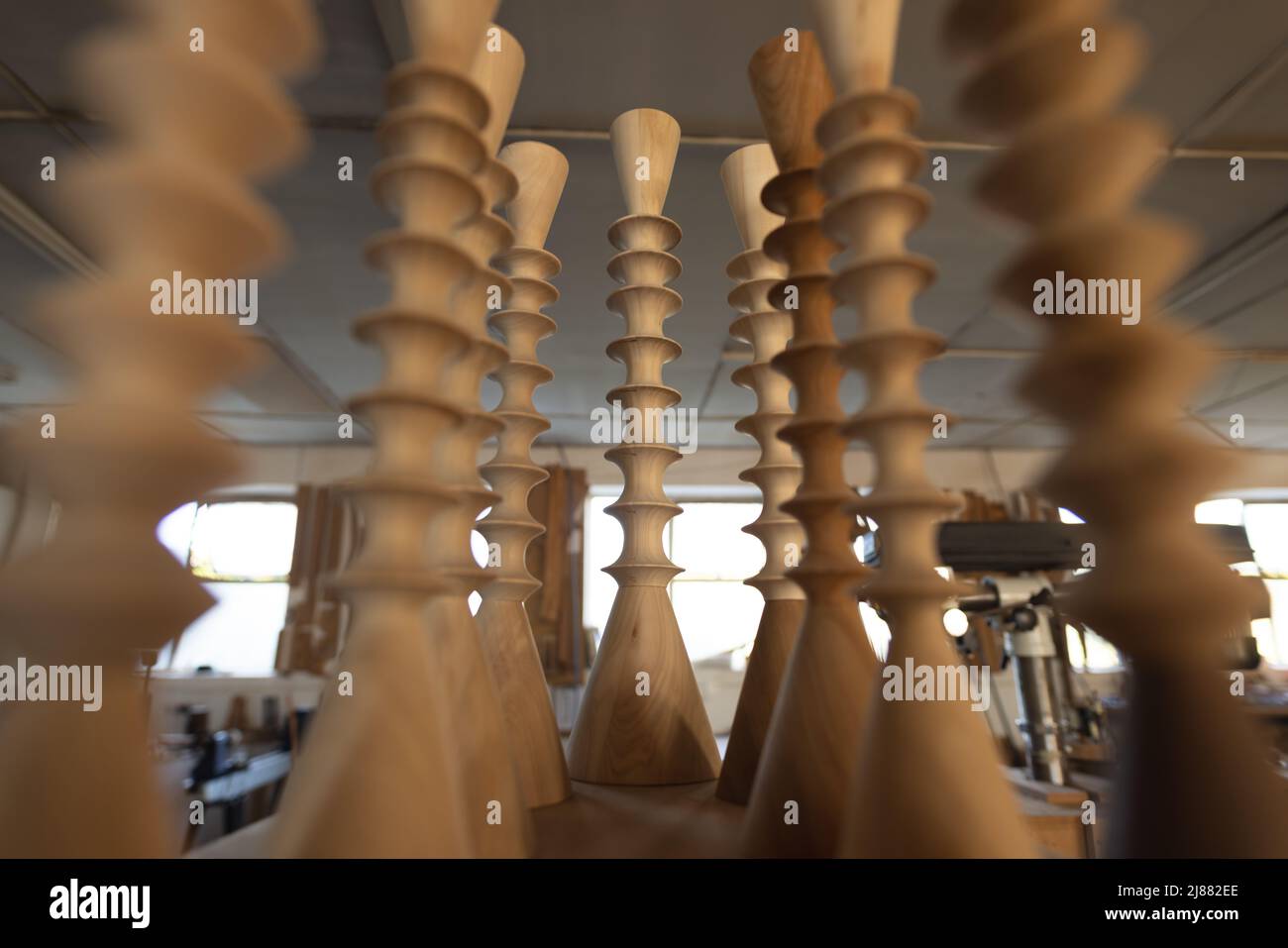 Produits artisanaux en bois dans un atelier organisé dans un atelier, espace de copie Banque D'Images