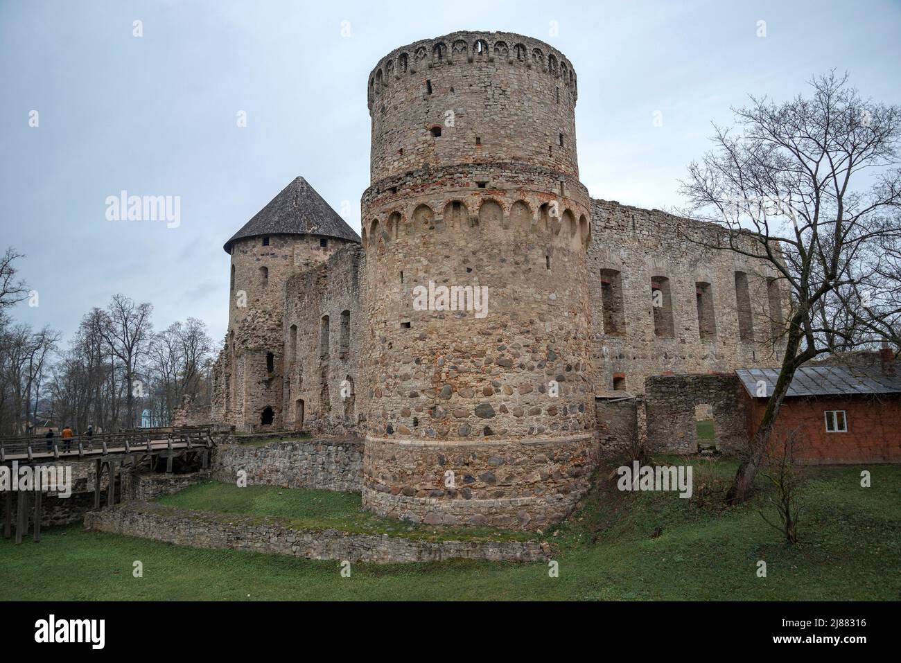 Journée de novembre nuageux au château médiéval de l'ordre des Chevaliers Livoniens. Cesis, Lettonie Banque D'Images