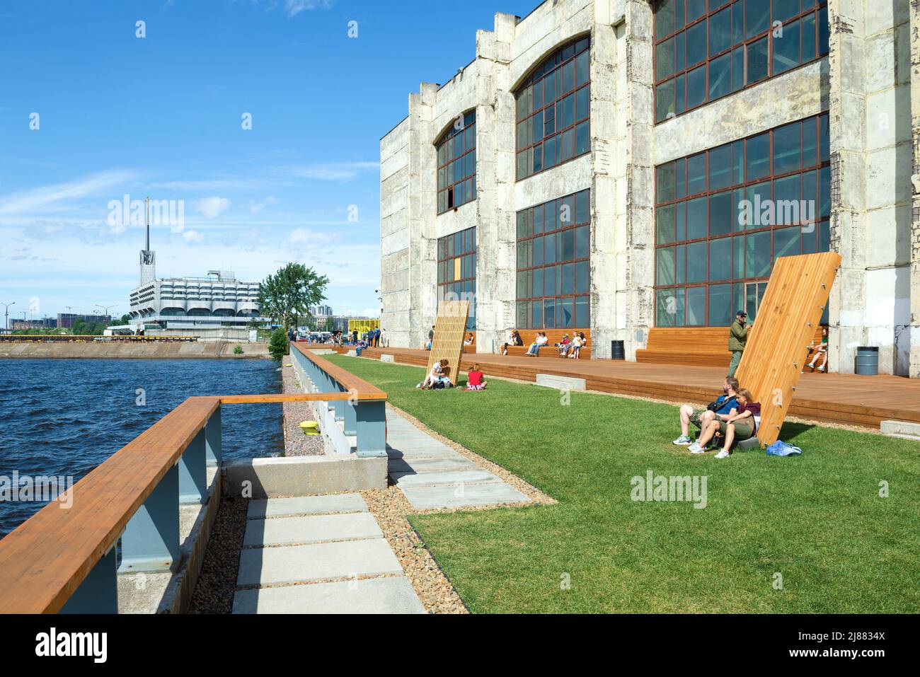 SAINT-PÉTERSBOURG, RUSSIE - 03 JUILLET 2020 : journée ensoleillée de juillet sur le quai de la mer. Territoire de l'espace public 'Port de Sevcable' Banque D'Images